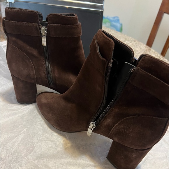MARC FISHER BROWN BOOTS - Picture 5 of 9